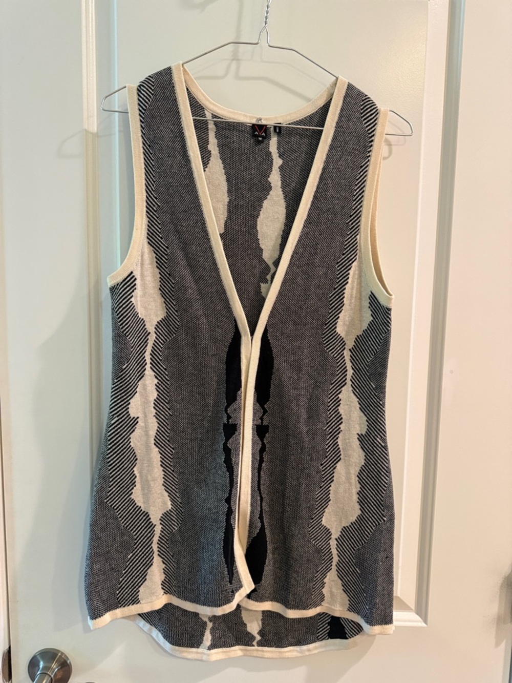 Sleeveless Knit Open Cardigan Vest in Black and Cream